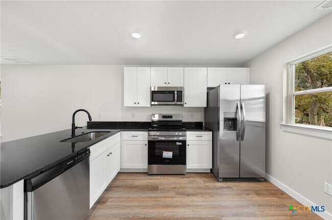 Building Photo - 323 S Burnet St