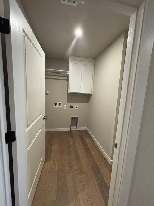 Building Photo - Beautiful New Duplex!