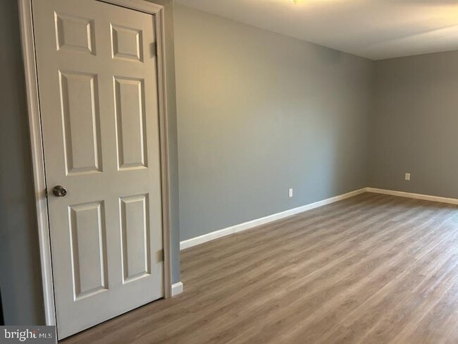 Building Photo - 668 Tara Dr