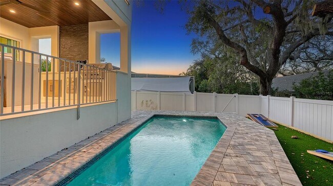 Building Photo - 1537 Siesta Dr