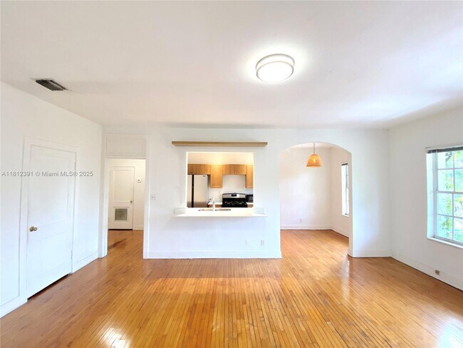 Building Photo - 700 W 51st St