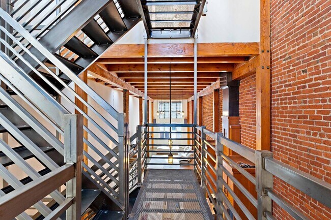 Building Photo - 657 3rd St