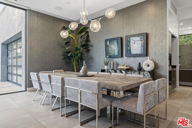 Building Photo - 5365 Vanalden Ave