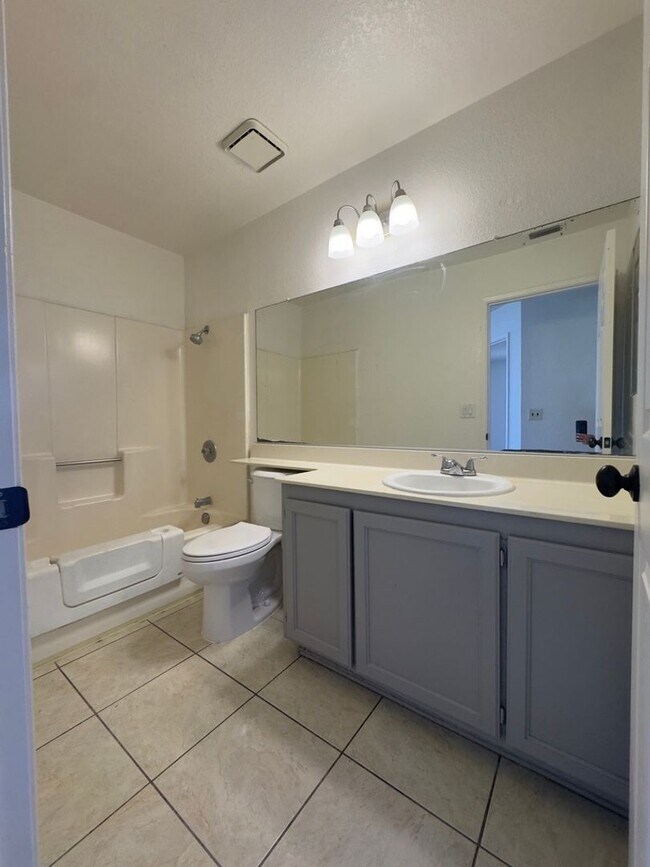 Building Photo - Located in a great neighborhood 4Bdm 2Ba Home With 2Car Garage