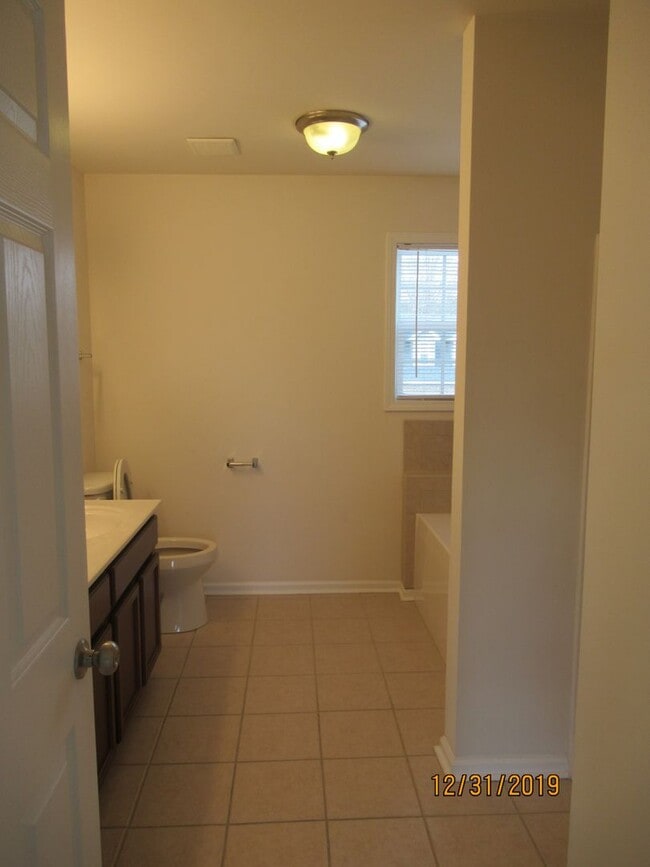Building Photo - 4 Bedroom 2.5 Bath House with 2 Car Garage
