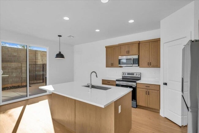 Building Photo - 4 bedroom, 2.5 bathrooms Home!