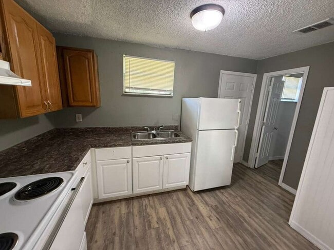 Building Photo - Cozy Plant City Bungalow