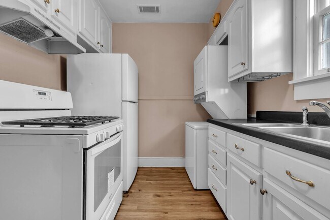 Building Photo - 2 bed 1 bath by the University of Memphis