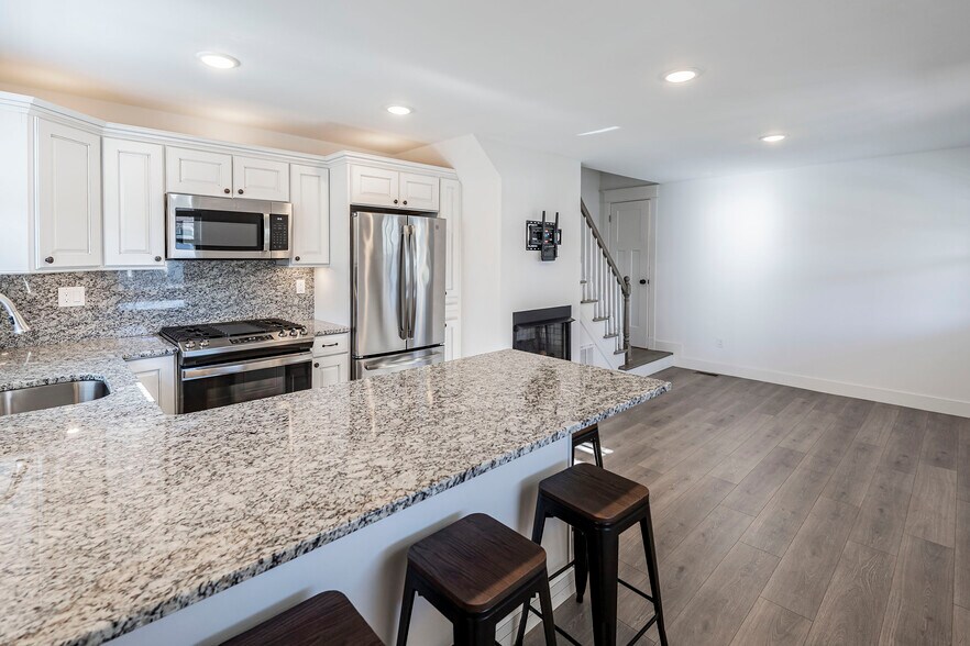 Kitchen / Dining - 205 10th Ave
