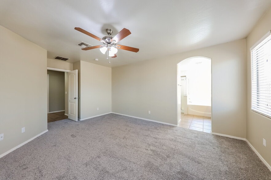 Building Photo - 11402 W Davis Ln