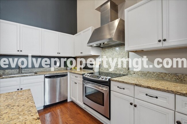 Building Photo - Downtown Living at Its Finest – Spacious 2...