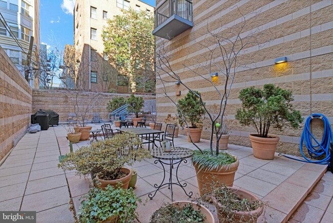 Building Photo - 1001 L St NW