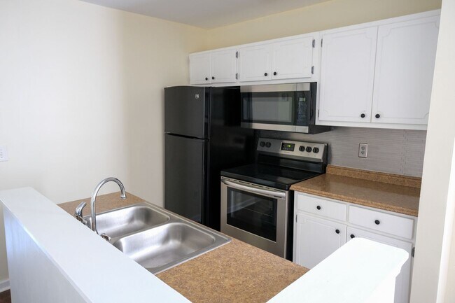 Building Photo - 3 Bedroom, 2 Bath house with fenced yard!