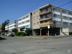 Building Photo - Spacious 2 bedroom with hardwood floors. W...