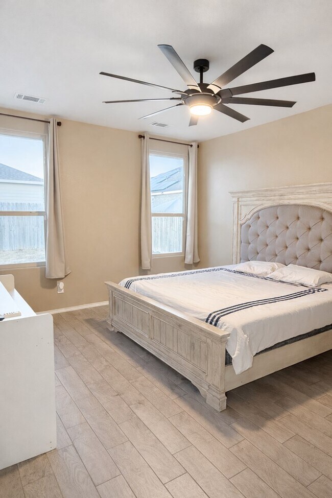 Building Photo - 2027 Ebbets Dr