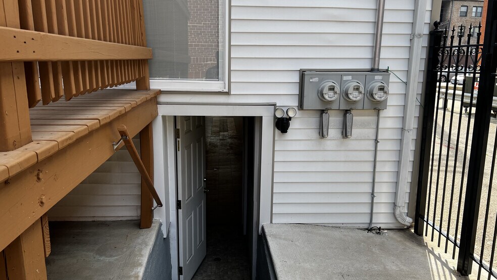 Primary Photo - 120 N LeClaire Ave