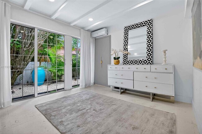 Building Photo - 800 NE 97th St