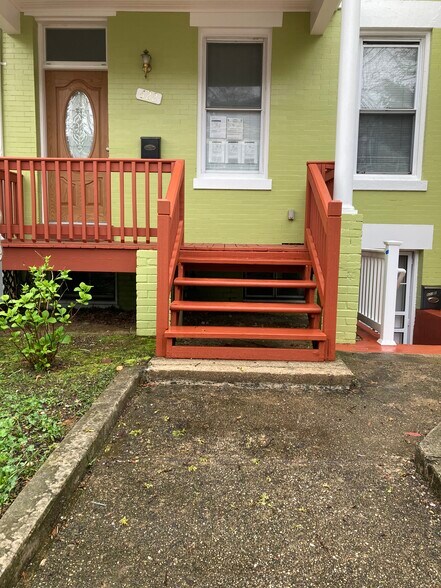 Building Photo - 622 Kenyon St NW