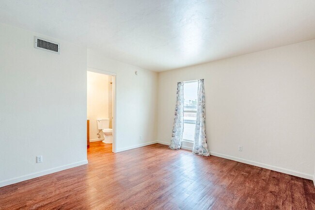 Building Photo - 3 Bed 2.5 Bath Pet-Friendly Retreat by The...