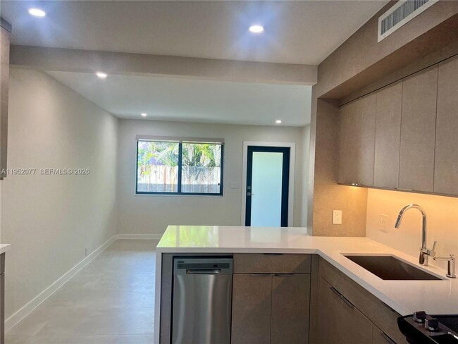 Building Photo - 3532 Thomas Ave