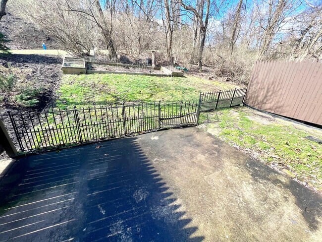 Building Photo - Sewickley Heights - Gorgeous Townhouse - 3...