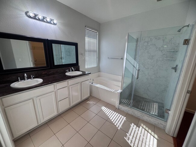Building Photo - Stonelake Community - Four Bedroom!