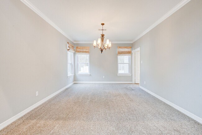 Building Photo - 5 Bed/ 3 Bath Two Story Home