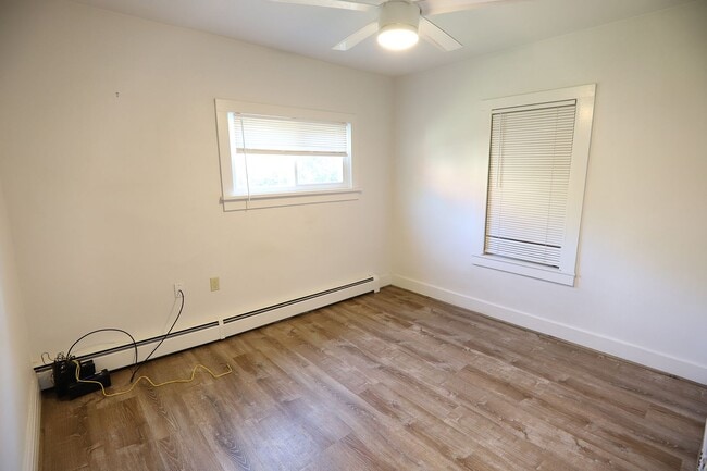 Building Photo - 1 bed 1 bath home along the river