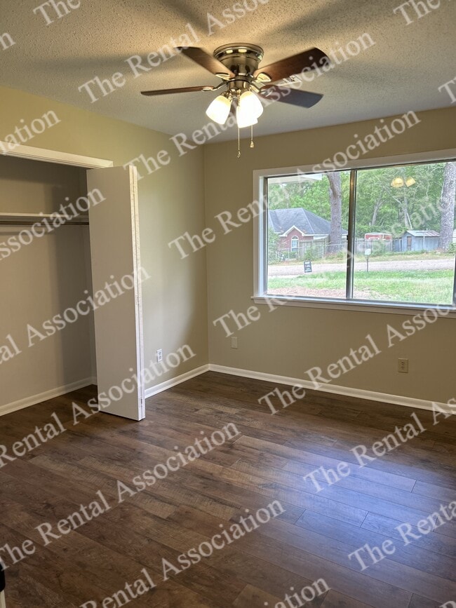 Building Photo - 1801 Roosevelt Dr