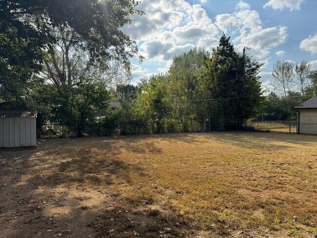 Building Photo - Brick 3 bedroom ranch, large living room, ...