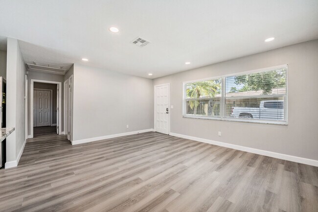 Building Photo - 1506 Leo Ln E