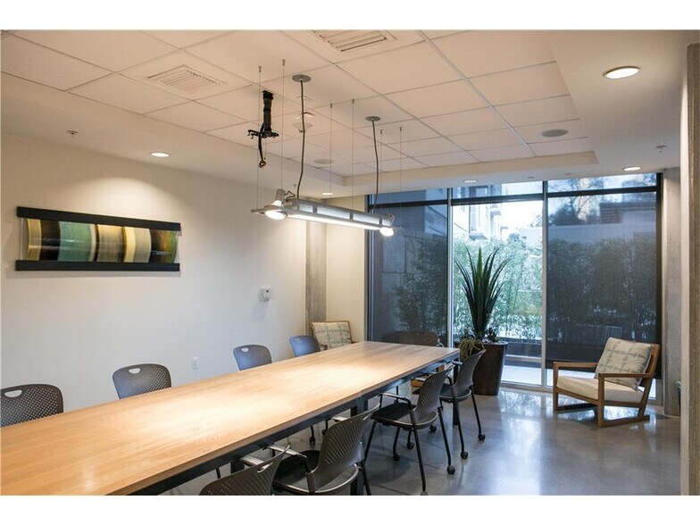 Building Photo - 210 Lee Barton Dr