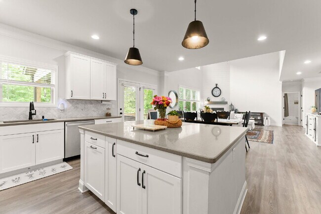 Building Photo - Stunning 6-Bed, 5-Bath home in Hudson Cove!
