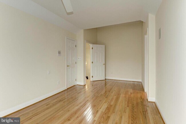 Building Photo - 2217 N Oak Ct