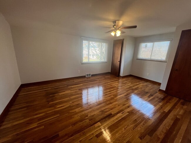 Building Photo - 2 Bedroom Townhome in Grandview!!