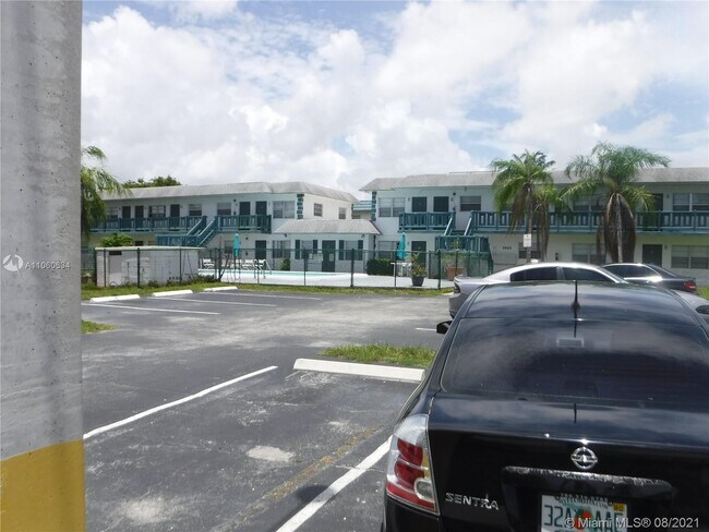 Building Photo - 1045 NE 39th Dr