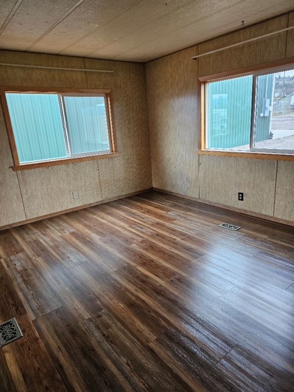 Building Photo - 914 5th St E