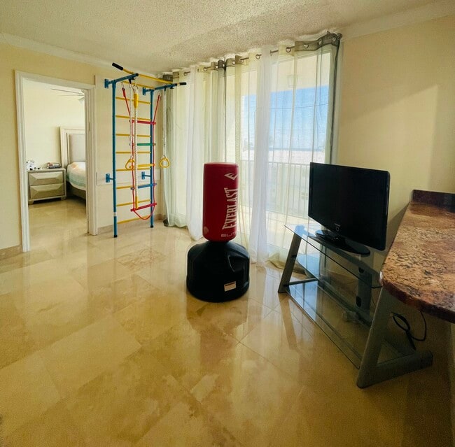 Building Photo - 1237 Hillsboro Mile