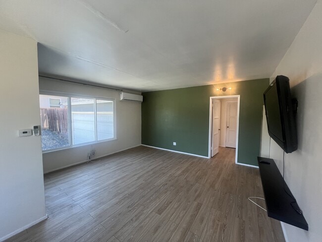 Building Photo - 1735 Parrot St