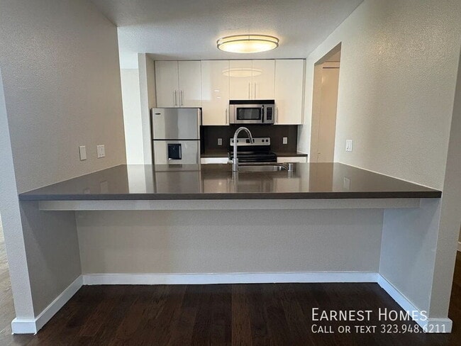 Building Photo - 141 S Clark Dr