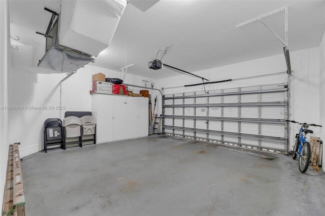 Building Photo - 3920 NE 13th Dr