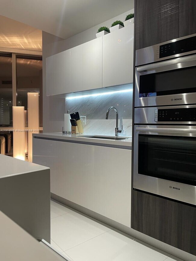 Building Photo - 851 NE 1st Ave