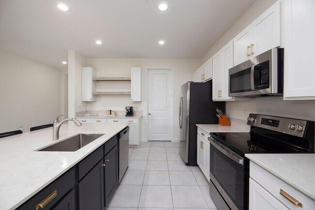 Building Photo - 7499 NW Deysbrook Ln
