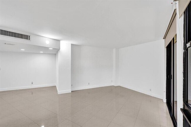 Building Photo - 20400 W Country Club Dr