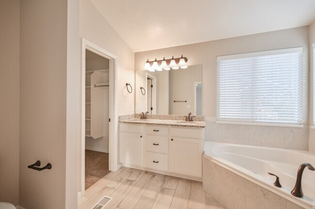 Building Photo - 172 Bridgepark Cir