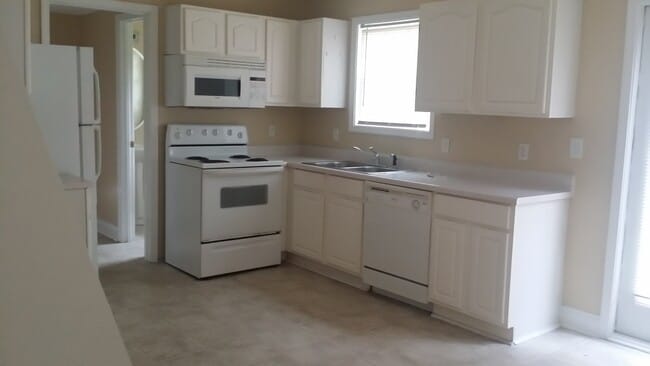 Building Photo - Cute Townhouse in Conyers!