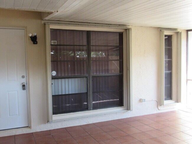 Building Photo - 1065 Manor Dr