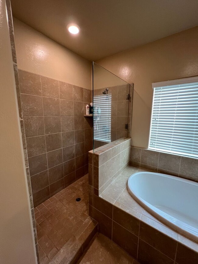 Building Photo - Southwest 4 bedroom Home