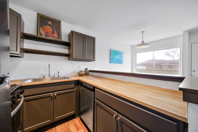 Building Photo - Boutique Living Near University of Houston