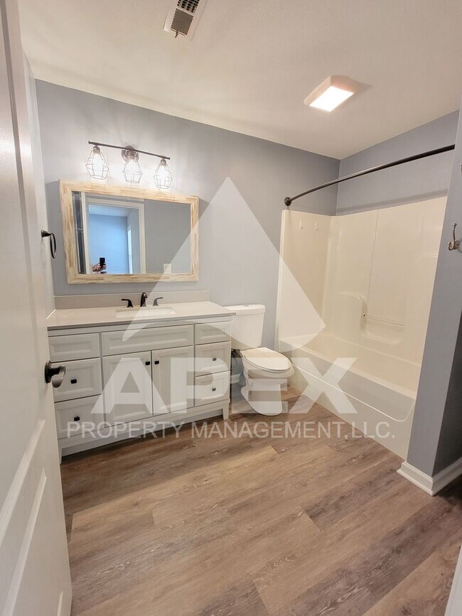 Building Photo - West Knoxville – Beautifully upgraded - 3 Bd/2.5 Single Family Home in Hampton Court Subdivision!!